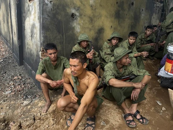 Phân cảnh Tạ (Phương Nam) ngồi cùng các chiến sĩ trong tiểu đội 1 của phim "Mưa đỏ". Ảnh: FBNV