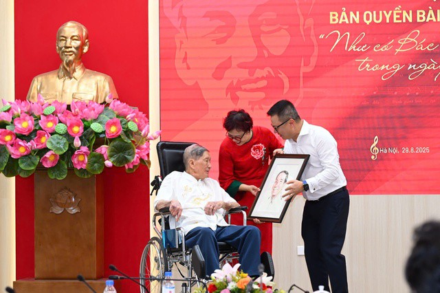 Ông Lê Quốc Minh trao tặng nhạc sĩ Phạm Tuyên bức ảnh chân dung.