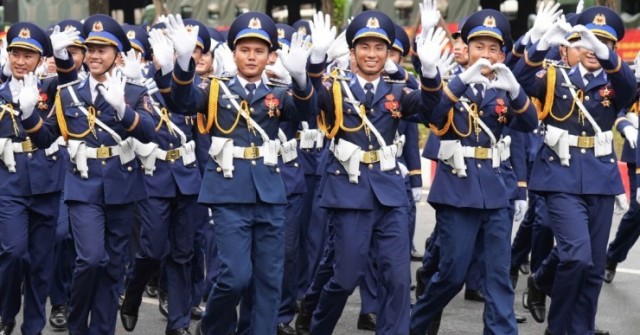Đoàn diễu binh được người dân cổ vũ nhiệt tình