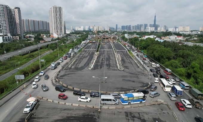 CSGT chặn lối vào cao tốc, hướng xe quay đầu ra đường Mai Chí Thọ để đi xa lộ Hà Nội. Ảnh: Đình Văn