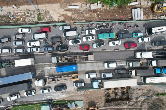 Xe máy phải len lỏi giữa khoảng trống các ôtô để di chuyển trong dòng xe ùn tắc kéo dài. Ảnh: Đình Văn