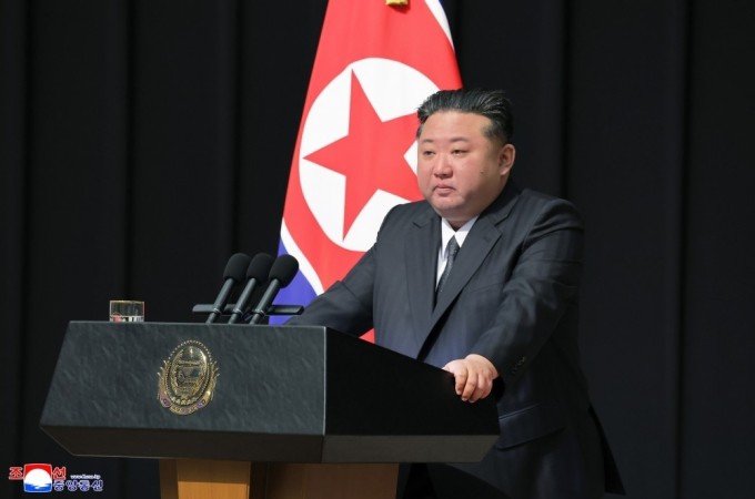 Lãnh đạo Kim Jong-un phát biểu tại cuộc gặp gia đình của các binh sĩ Triều Tiên thiệt mạng khi tham gia chiến đấu ở Nga, ngày 29/8. Ảnh: KCNA