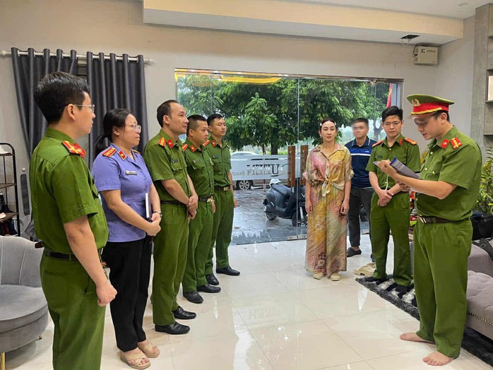Công an thi hành khởi tố bị can với Phạm Thị Hương Giang, vợ của "trùm" giang hồ Vi "Ngộ"