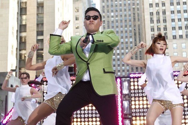 Psy chủ nhân điệu nhảy ngựa nổi tiếng toàn cầu. Ảnh: MV Gangnam Style.