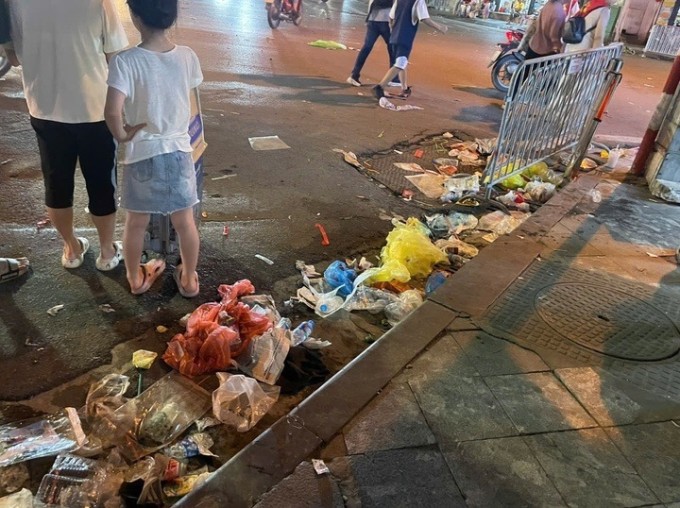 Hình ảnh rác thải vứt bừa bãi trên đường phố sau buổi hợp luyện 24/8. Ảnh: Dương Phạm