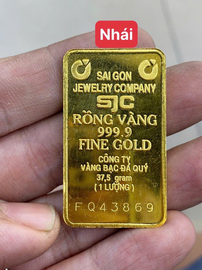Một miếng vàng SJC nhái. Ảnh: T.D.P
