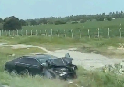 Một xe ô tô khác lao khỏi đường cao tốc, rơi xuống lề đất, đầu xe biến dạng tại km176 cao tốc Vĩnh Hảo – Phan Thiết. Ảnh: DT