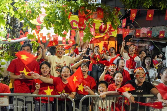 Người dân xếp hàng chờ xem tổng duyệt diễu binh trên đường Trần Phú, Hà Nội, sáng 29/8. Ảnh: Nguyễn Đông