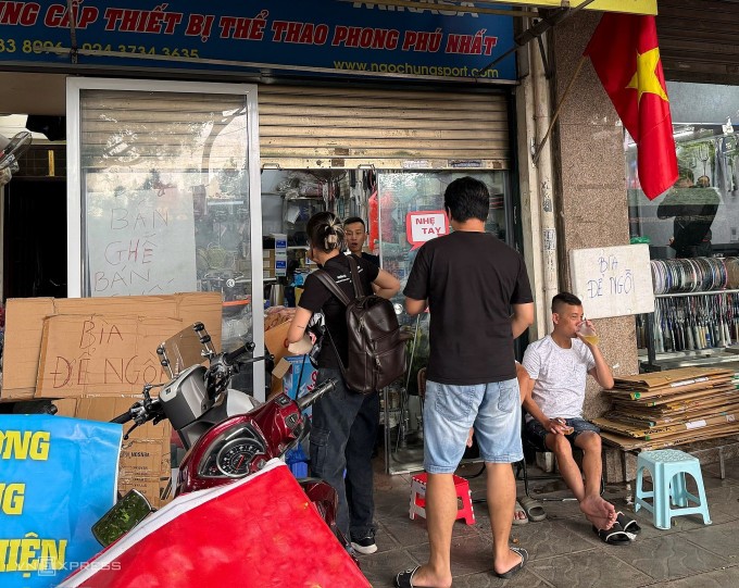 Một cửa hàng trên phố Lê Trực bán bìa carton để ngồi cho người có nhu cầu ngồi xuyên đêm chờ xem tổng duyệt diễu binh, chiều 29/8. Ảnh: Nga Thanh