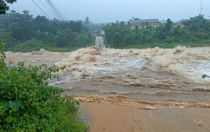 Đường vào bản xã Hướng Phùng nước tràn hơn gần 1m, chảy xiết. Ảnh: Minh Hạnh