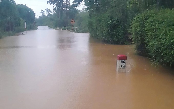 Quốc lộ 15, đoạn qua xã Phúc Trạch, tỉnh Hà Tĩnh bị ngập sâu hơn nửa mét. Ảnh: Hùng Lê