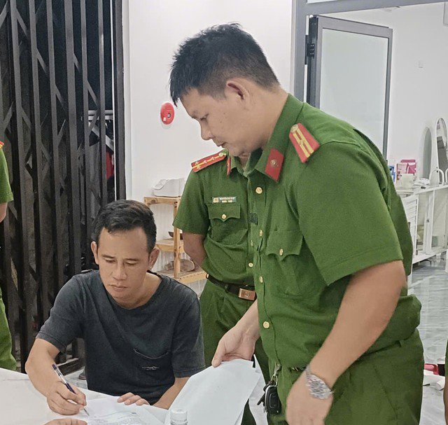 Chủ cơ sở Massage Thanh Hằng (áo thun đen) bị bắt giam vì chứa mại dâm. Ảnh: SĐ.