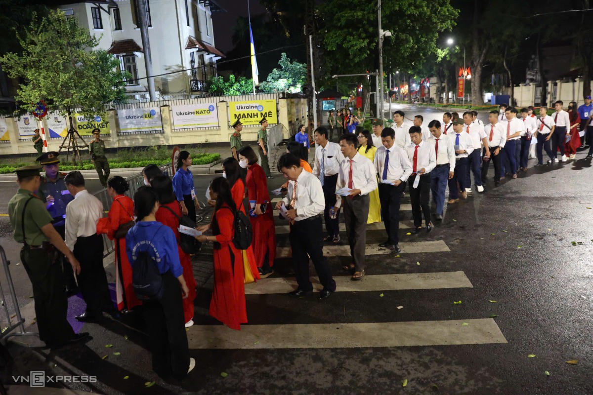 Khách mời xếp hàng chờ kiểm tra an ninh. Ảnh: Quỳnh Trần