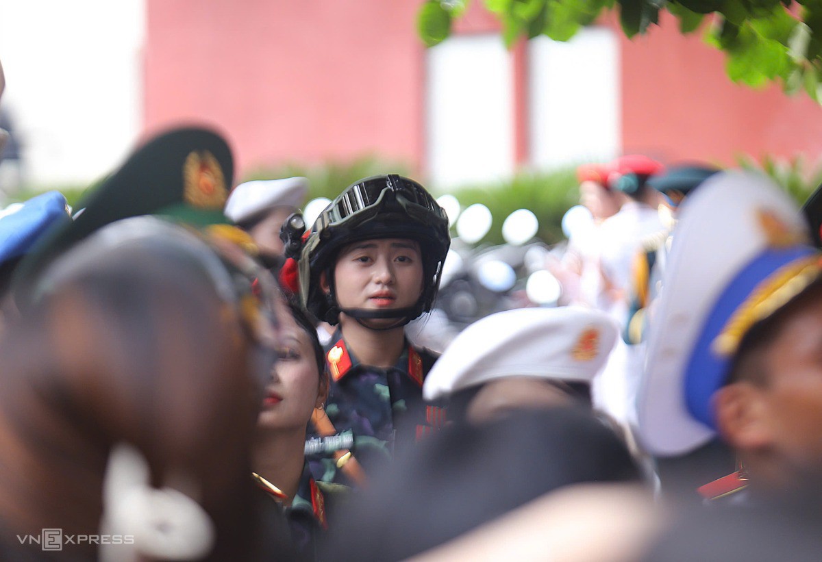 Nữ chiến sĩ Khối biệt động tìm người thân ở khu vực sân vận động Quần Ngựa. Ảnh: Thanh Hằng