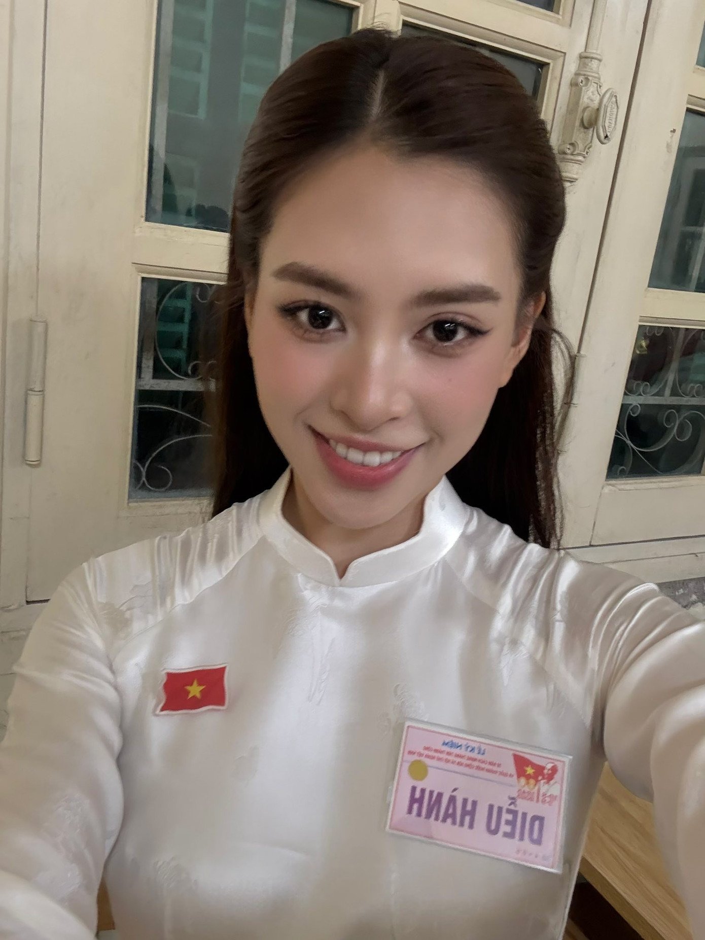 Hoa hậu Tiểu Vy và dàn người đẹp mặc áo dài thanh lịch, nền nã. Các người đẹp di chuyển vào khu vực phố Quán Thánh từ lúc 2h sáng để chuẩn bị cho lễ tổng duyệt.