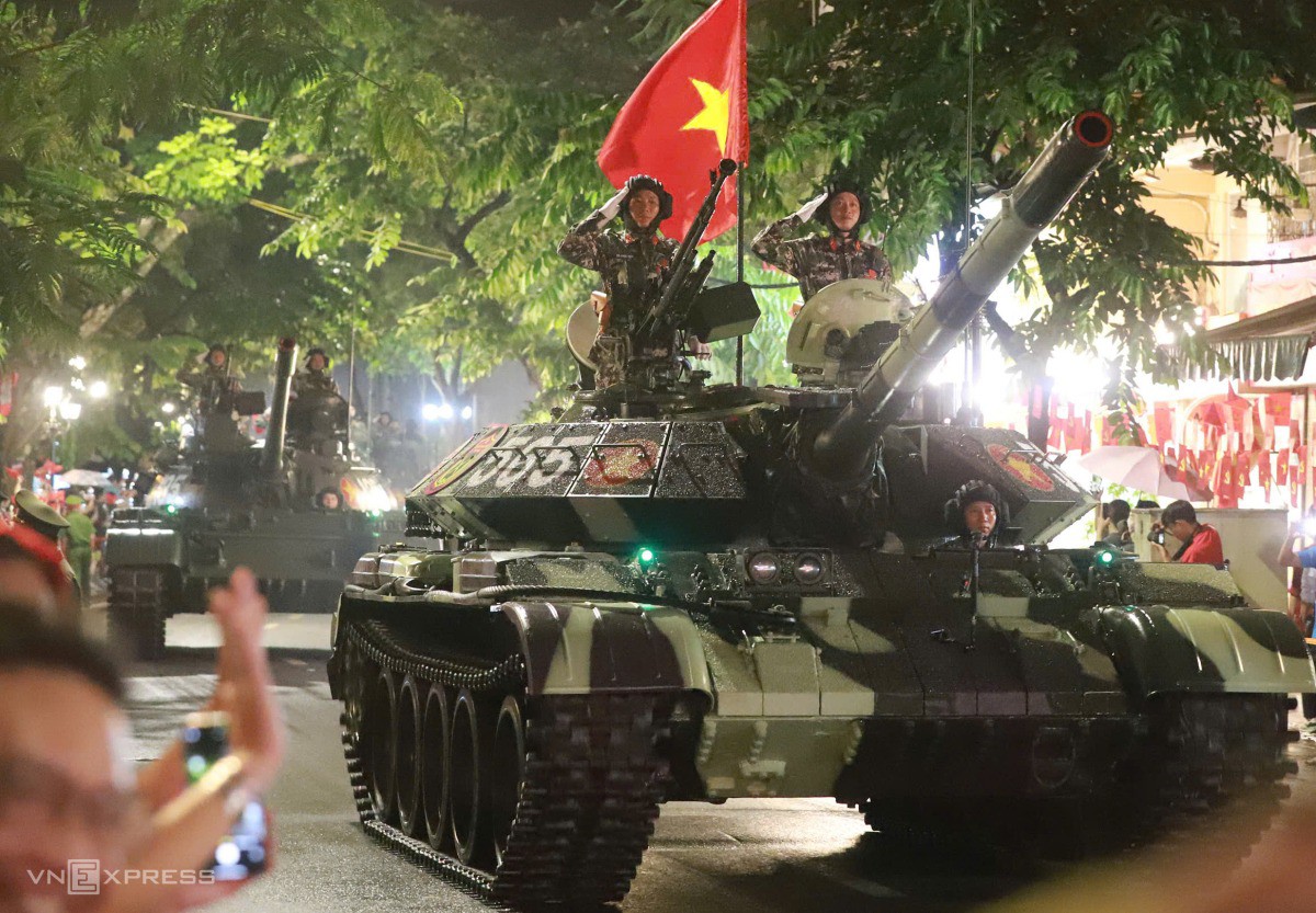 Đoàn xe nối đuôi nhau trên phố Nguyễn Tri Phương. Ảnh: Võ Thạnh