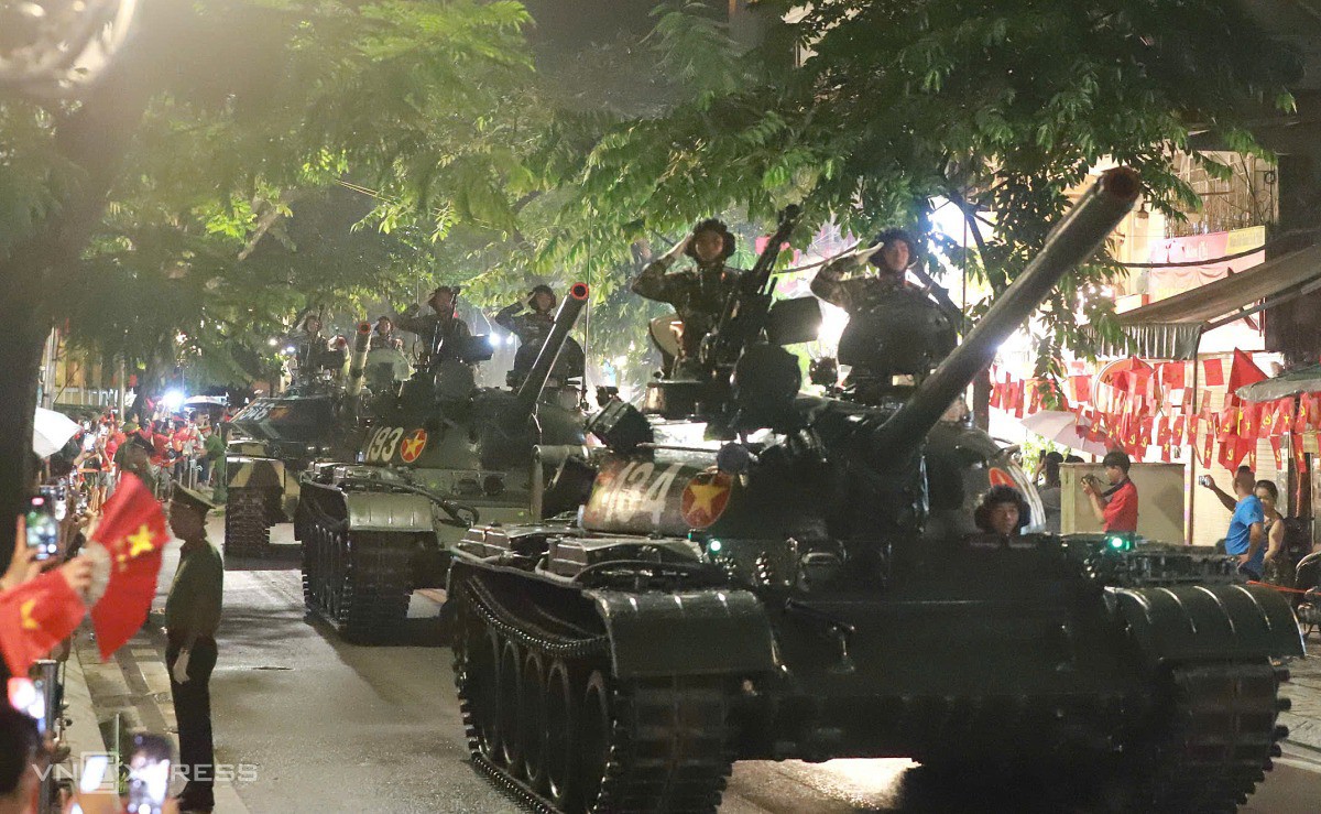 Người dân không ngủ đứng kín hai bên đường chào đón các chiến sĩ. Ảnh: Võ Thạnh