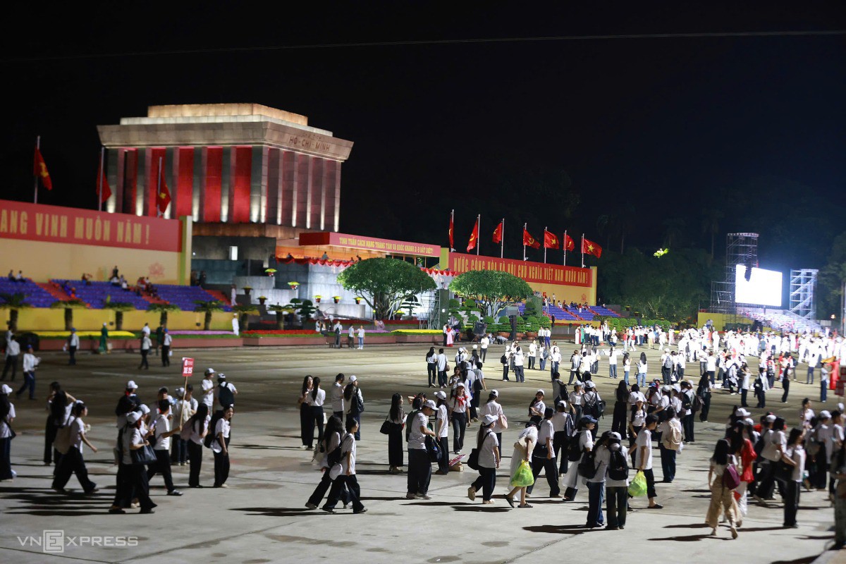 Các khối đứng, khối xếp chữ... đã đông đủ tại quảng trường Ba Đình. Ảnh: Đức Đồng