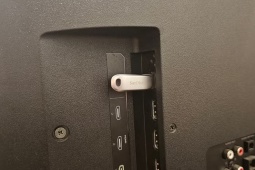 Những rủi ro tiềm ẩn khi sử dụng cổng USB trên Smart TV