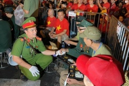 "Công an phường Ô Chợ Dừa mời các bác ăn sáng ạ!"