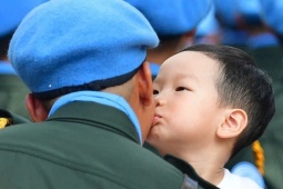 Tin tức trong ngày - Đoàn diễu binh được người dân cổ vũ nhiệt tình