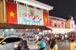 VIDEO: Thuê khách sạn VIP nhưng trải nilon ngủ vỉa hè chờ tổng duyệt diễu binh