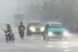 Mưa lớn kèm gió to đổ bộ Hà Tĩnh trước thềm bão số 6