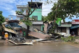 Tin tức trong ngày - Hà Nội: Tôn bay, cây đổ do giông lốc