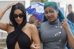 Thời trang - Con gái 12 tuổi của Kim Kardashian gây tranh cãi khi xỏ khuyên ngón tay