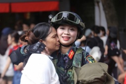 Bạn trẻ - Cuộc sống - Chiến sĩ xúc động gặp lại mẹ sau nhiều ngày xa cách