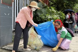 Tin tức trong ngày - Ở lại nhặt rác sau tổng duyệt diễu binh