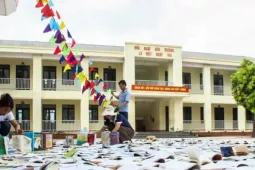 Nỗi lo sau bão, giáo viên 'giành nắng' phơi sách cho học trò