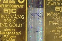 Kinh doanh - Giá vàng miếng SJC tự do vượt 133 triệu đồng/lượng, chợ mua bán vàng trên mạng "nóng rực"