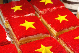 Hàng quán đua nhau bán bánh, ly nước in hình cờ đỏ sao vàng dịp Lễ 2-9