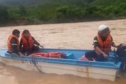 Tin tức trong ngày - CLIP: Nghẹt thở giải cứu 5 người mắc kẹt gần 2 ngày vì lũ chia cắt