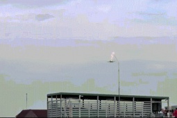 Media - Mãn nhãn màn tiêm kích Su-30MK2 thả bẫy nhiệt rực sáng trên bầu trời Thủ đô