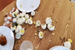 Thị trường - Tiêu dùng - Sốc với cảnh tượng thực khách Trung Quốc đập nát 20 quả trứng luộc tại buffet vì bị cấm mang về