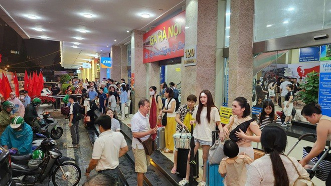 VIDEO: Thuê khách sạn VIP nhưng trải nilon ngủ vỉa hè chờ tổng duyệt diễu binh - 3