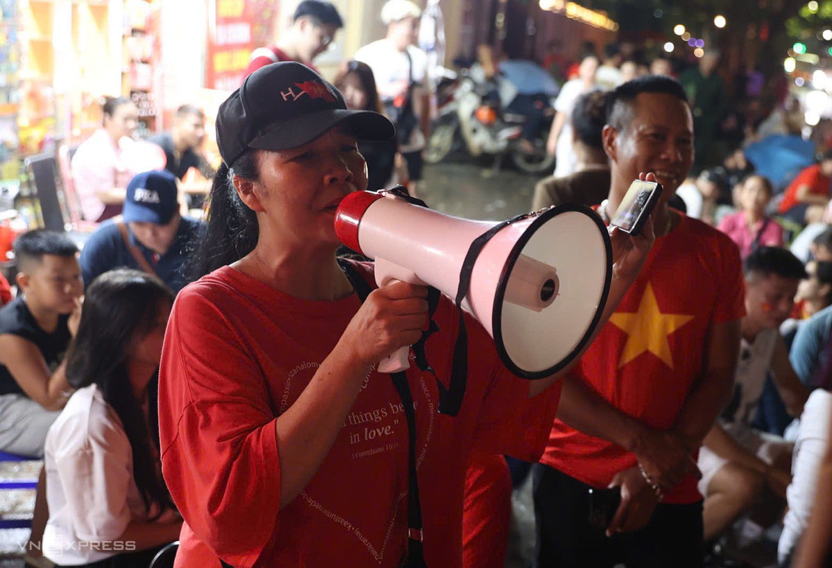 Chị Minh Vương đến từ quận Thanh Xuân liên tục ca hát những ca khúc về tình yêu quê hương đất nước. Ảnh: Quỳnh Trần