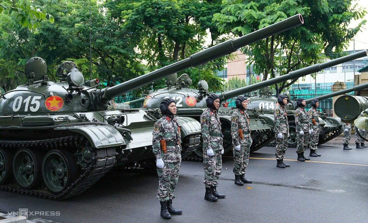 Khối tăng thiết giáp chờ lệnh. Ảnh: Nguyễn Đông