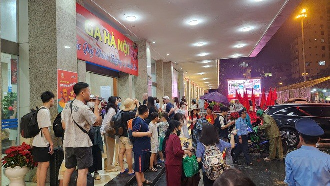 Không khí nhộn nhịp trước ga Hà Nội khi người dân mang đồ ăn, ngủ qua đêm để giữ chỗ xem duyệt binh. Ảnh: Thanh Tuấn
