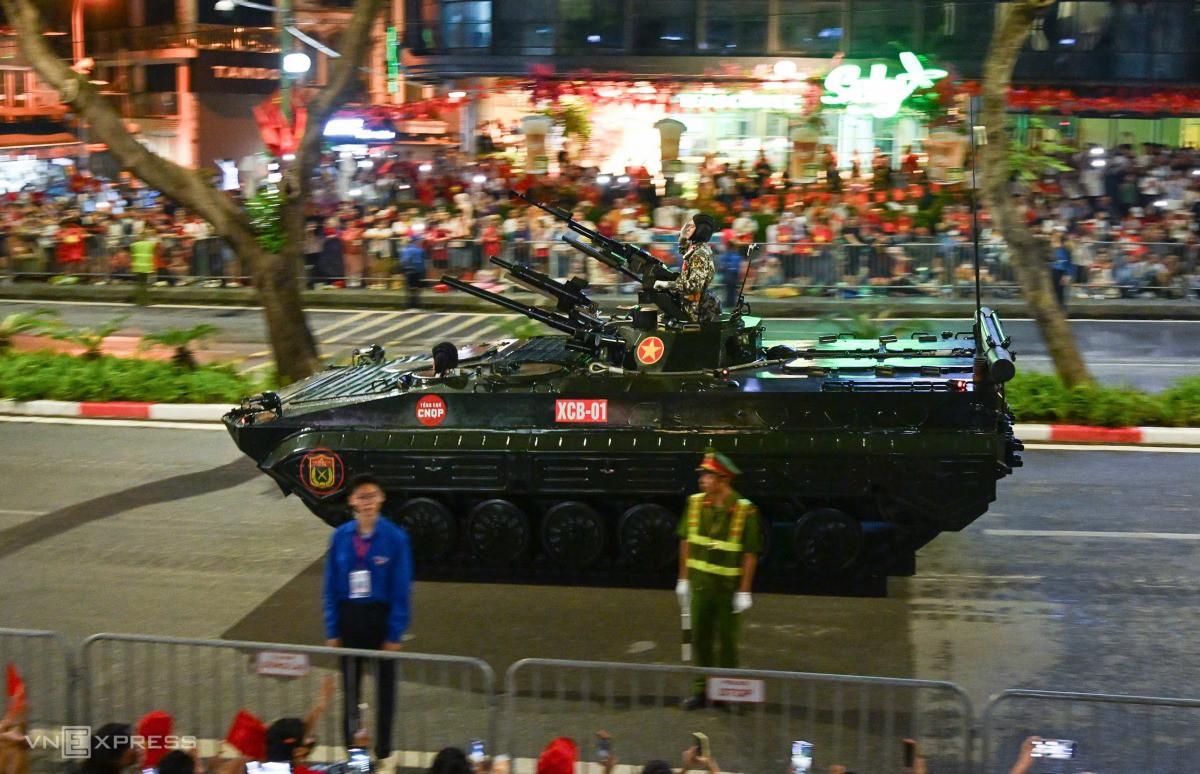 Thiết giáp XCB-01 trên đường Thanh Niên. Ảnh: Giang Huy