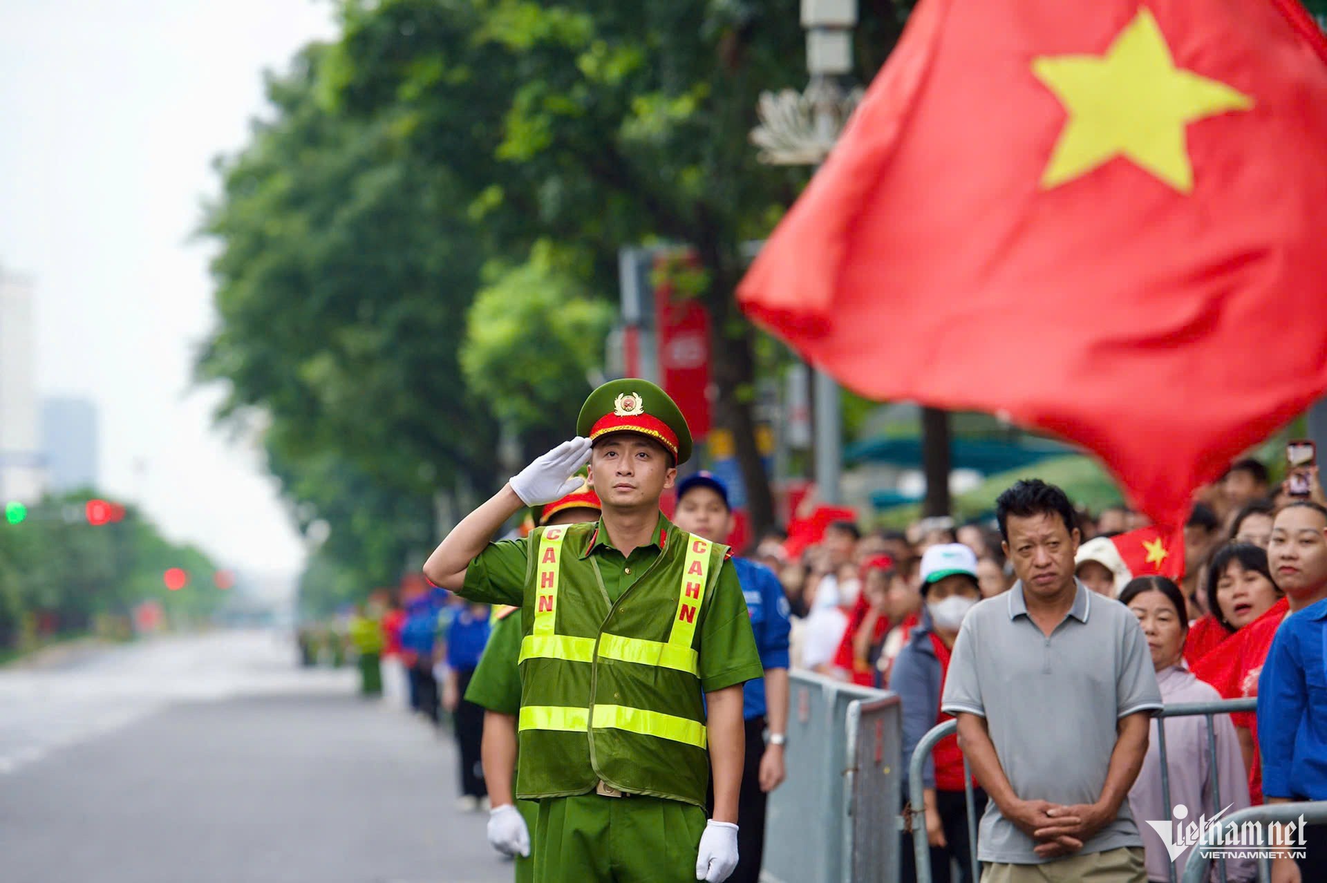 Cán bộ chiến sĩ và người dân nghiêm trang thực hiện nghi lễ chào cờ. Ảnh: Thế Sơn