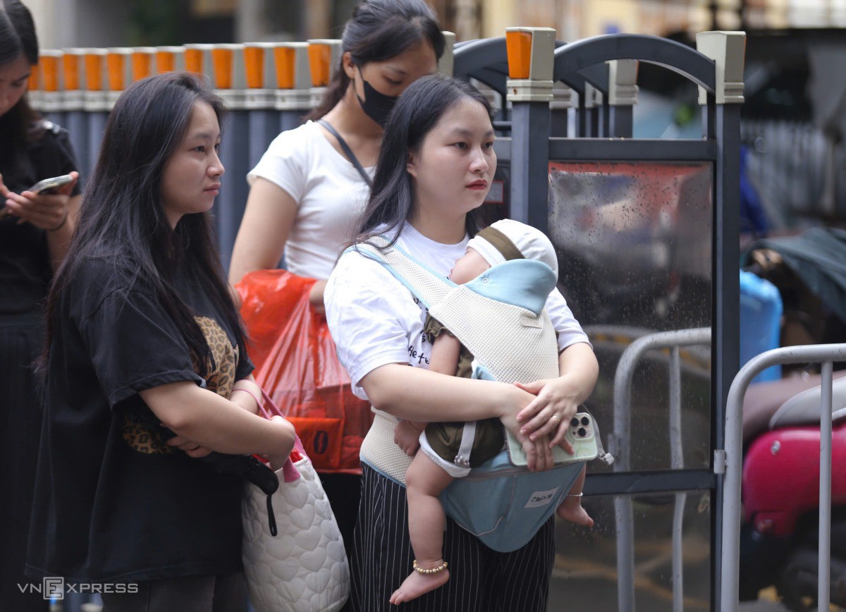 Người thân chiến sĩ đứng đợi ở sân vận động Quần Ngựa từ 7h. Ảnh: Thanh Hằng