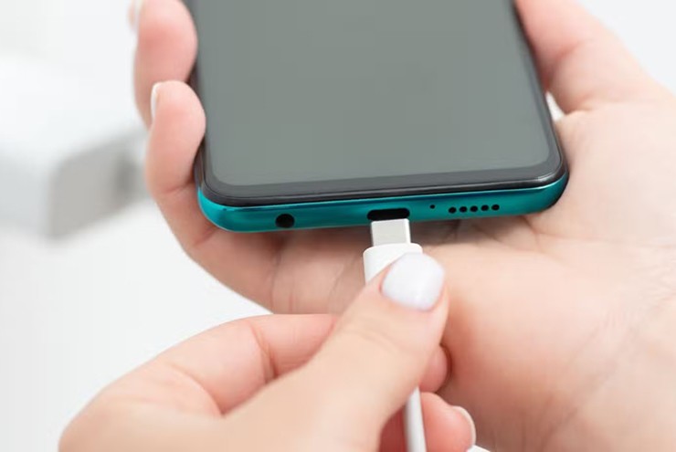 Việc sạc pin điện thoại hoặc máy tính bảng qua cổng USB của TV cũng không nên.