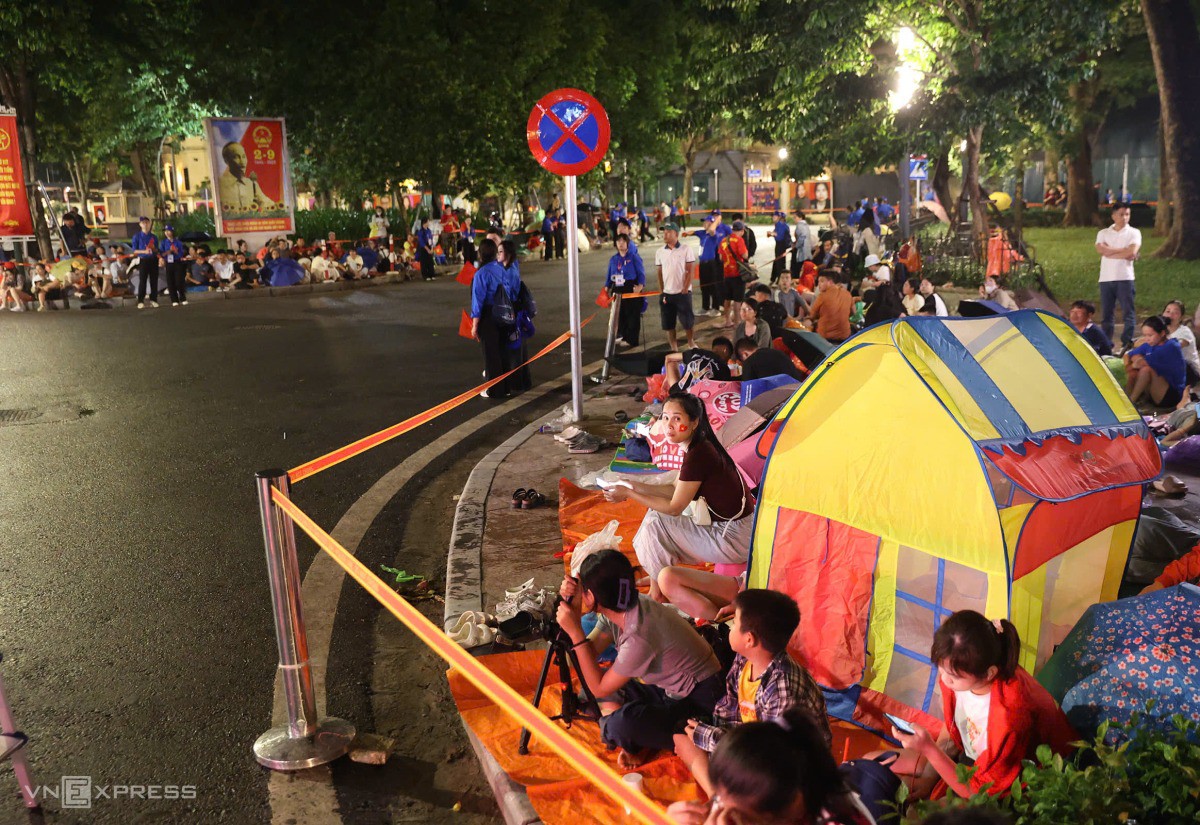 Gia đình chị Mong cắm trại trên đường Điện Biên Phủ từ chiều hôm trước. Ảnh: Quỳnh Trần