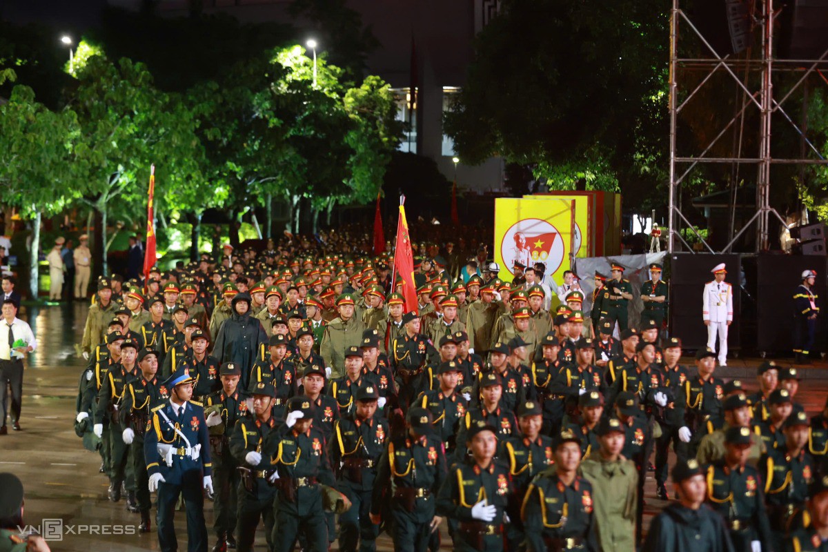 Các khối Công an tiến vào Quảng trường. Ảnh: Đức Đồng