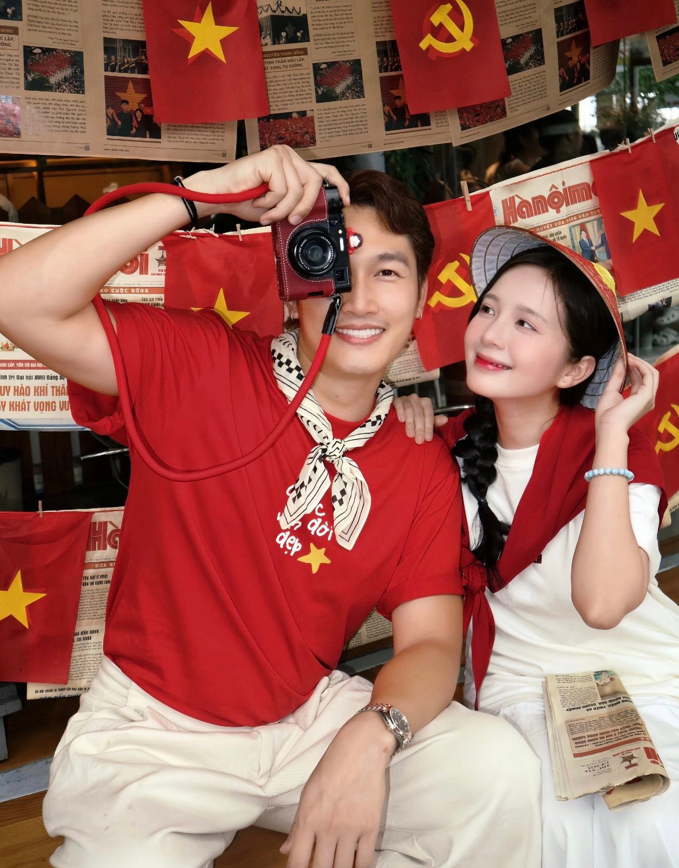 Bộ ảnh đu trend yêu nước của diễn viên Đình Tú và Ngọc Huyền nhận được lượt tương tác lớn từ người hâm mộ. "Học nghĩa trước, học văn sau. Học yêu nước trước khi học yêu nhau", Ngọc Huyền chia sẻ.