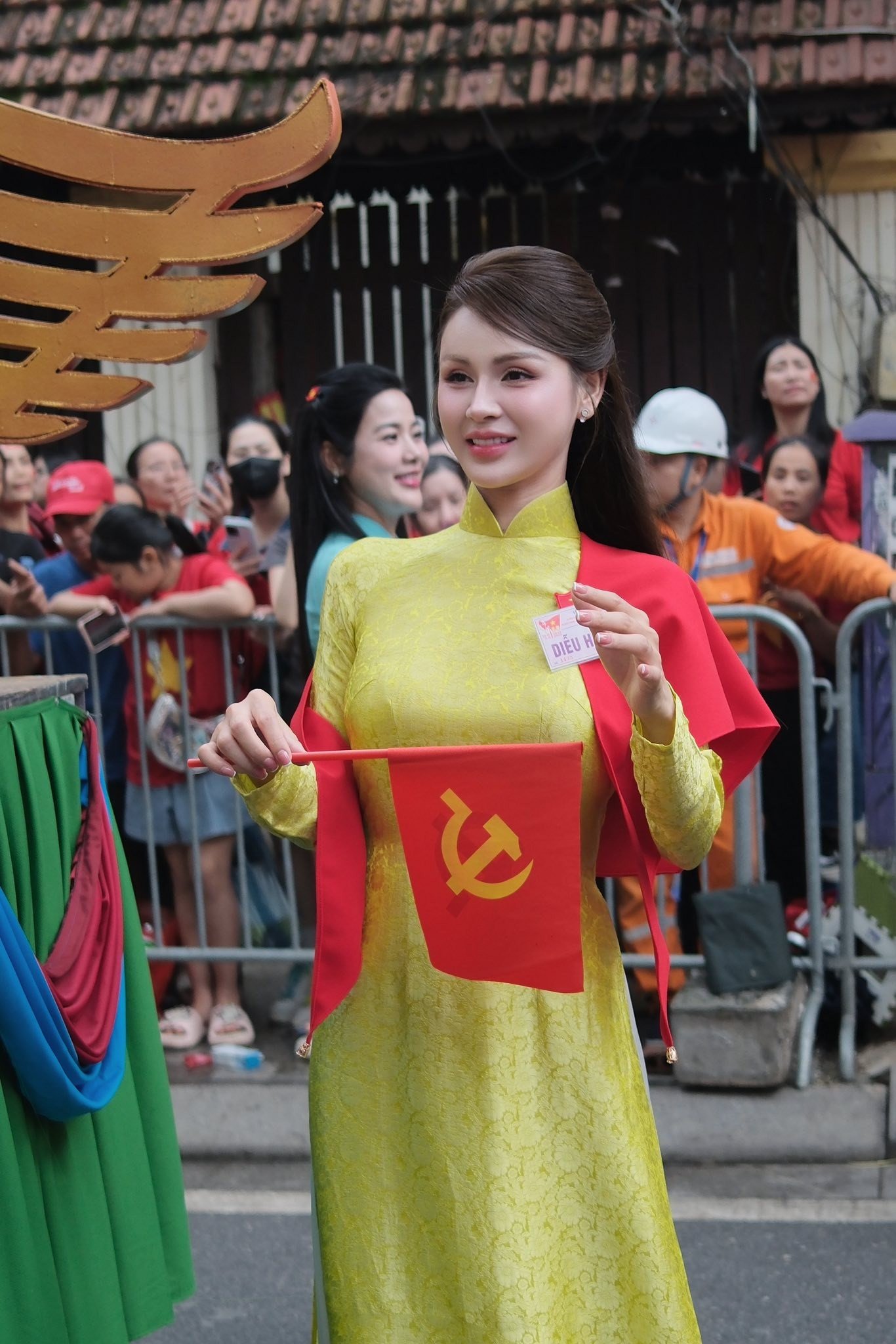 Lương Thu Trang cho biết 200 nghệ sĩ khối Thể thao - Văn hóa có một đêm không ngủ. "Chúng tôi tràn đầy năng lượng để hò hét cùng người dân, vui và tự hào lắm. Hẹn gặp mọi người hai hôm nữa tại lễ chính thức", cô chia sẻ.