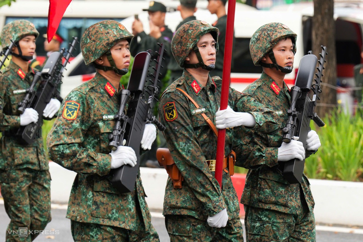 Lê Hoàng Hiệp trong tổ quân kỳ khối Tác chiến điện tử. Ảnh: Tùng Đinh